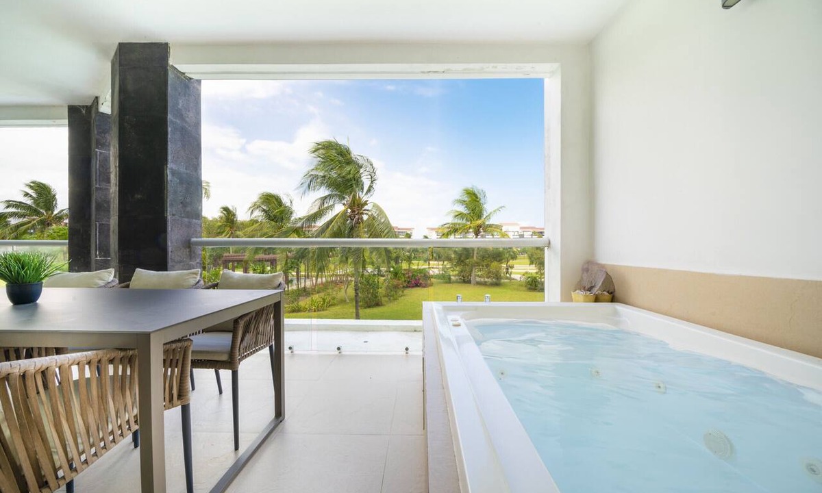 Puerto Juarez Condo | Luxury 2 BR Condo Jacuzzi & Pool - Mareazul