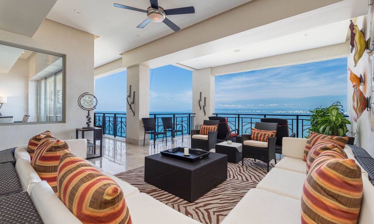 Romantic Zone Condo | Luxury, Amazing Views! Front and Centre Romantic Z