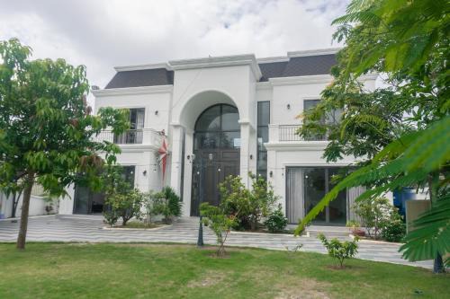 La Gi Villa | Luxury Mi-a Villa LaGi 4pn, huge salted pool, outdoor bbq and kara, up to 20