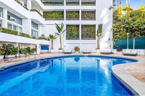 Conchas Chinas House | Modern hillside suite with balcony, city view, pools, gym & full kitchen