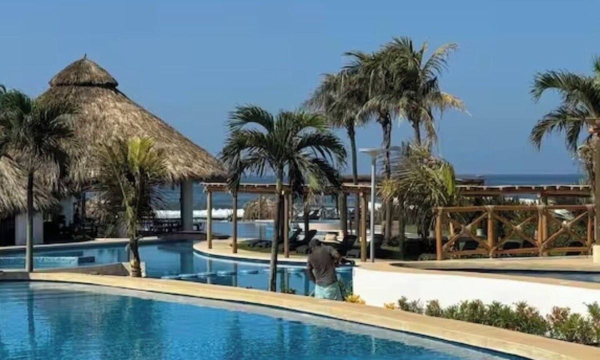 Boulevard Barra Vieja House | Modern House with Beach Club for 8 + Beach Club in Acapulco Diamante