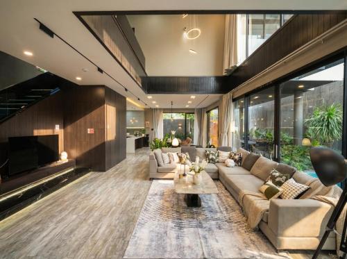 Tho Quang Beach Villa | Modern Luxury Pool Villa w/Sauna 500m to Beach