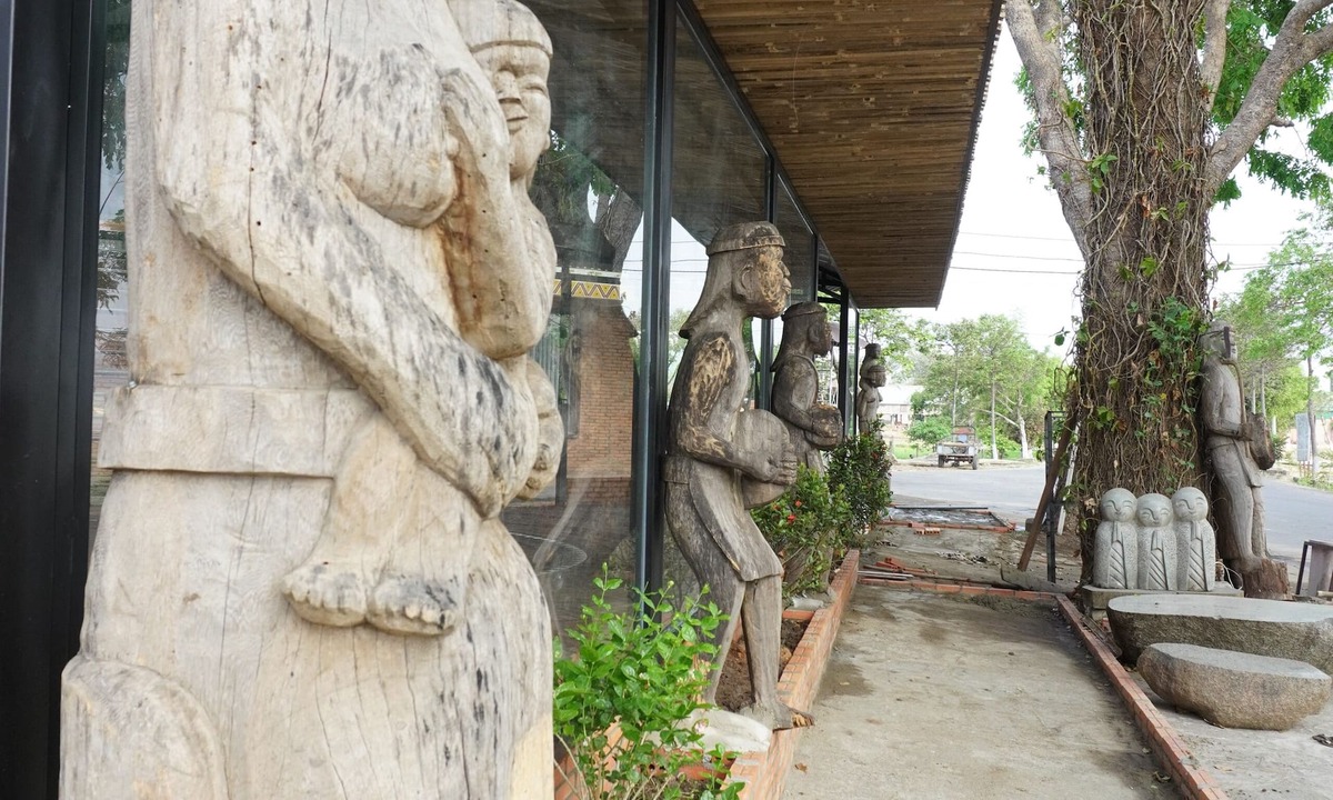 Lien Son House | Nha Nghi Van Long Elephants