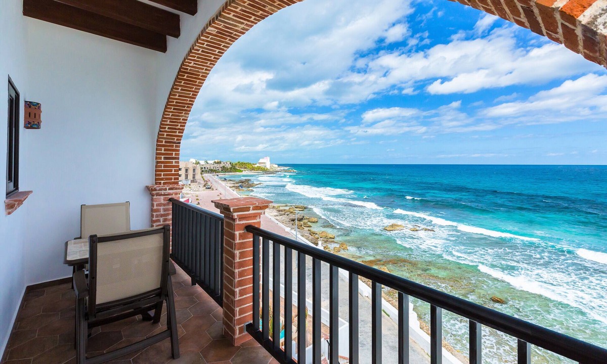 Centro - Supmza 001 Villa | Oceanside Villa "Campeche" with a/c pool in centro 5 min stroll to beach