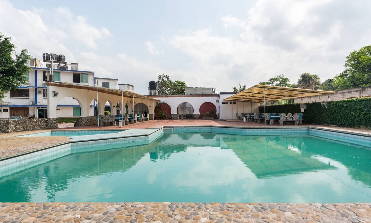 Martinez de La Torre Hotel | OYO Hotel Casa Blanca