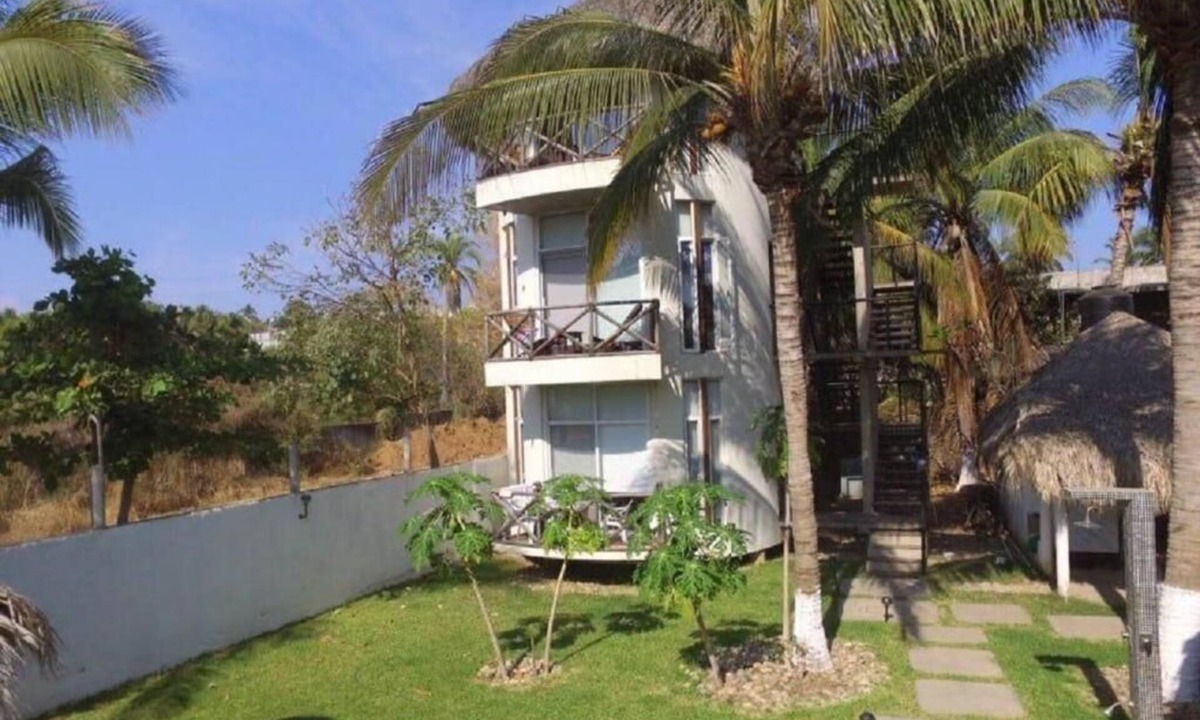 Los Tamarindos Apartment | Playa Bruja Zicatela Apt. 3, Beach Front, Kitchen, AC, Starlink, Pool & More