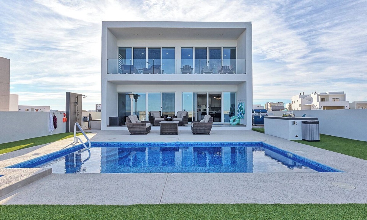 La Choya House | Playa Laguna | 5BR Waterfront w/Pool & Rooftop