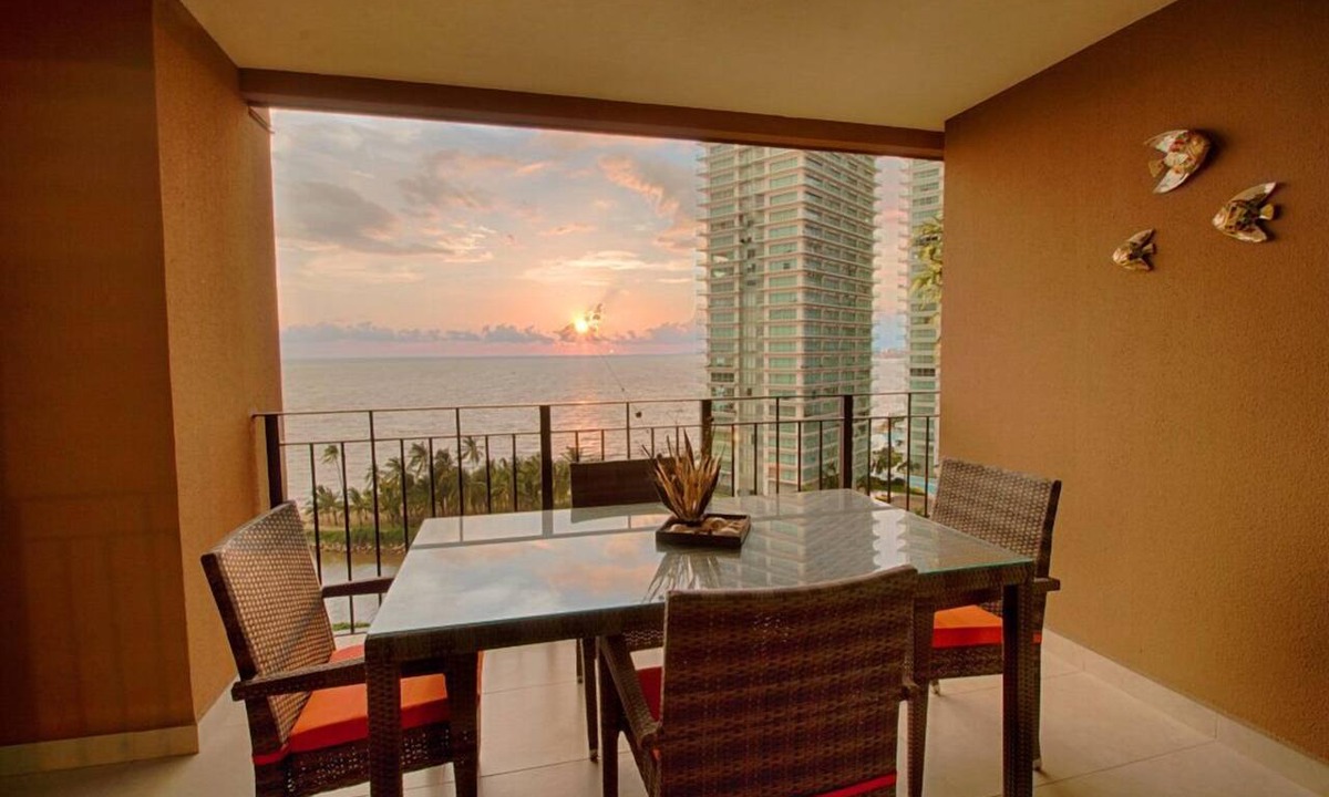 South Hotel Zone Condo | Pools, Gym & Restaurant | Beachfront 1BR