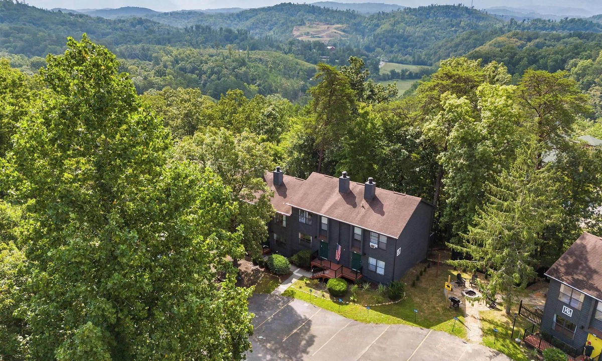 Pigeon Forge Condo | Prime Location・Pet Friendly・Pool・Grill・Sleeps 8