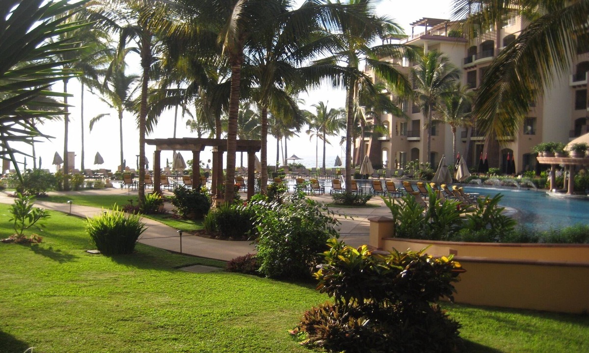 Flamingos Condo | REMODELED! 3 BEDROOM LUXURY CONDO ON BEACH SLEEPS 8-10 Two bedroom option!