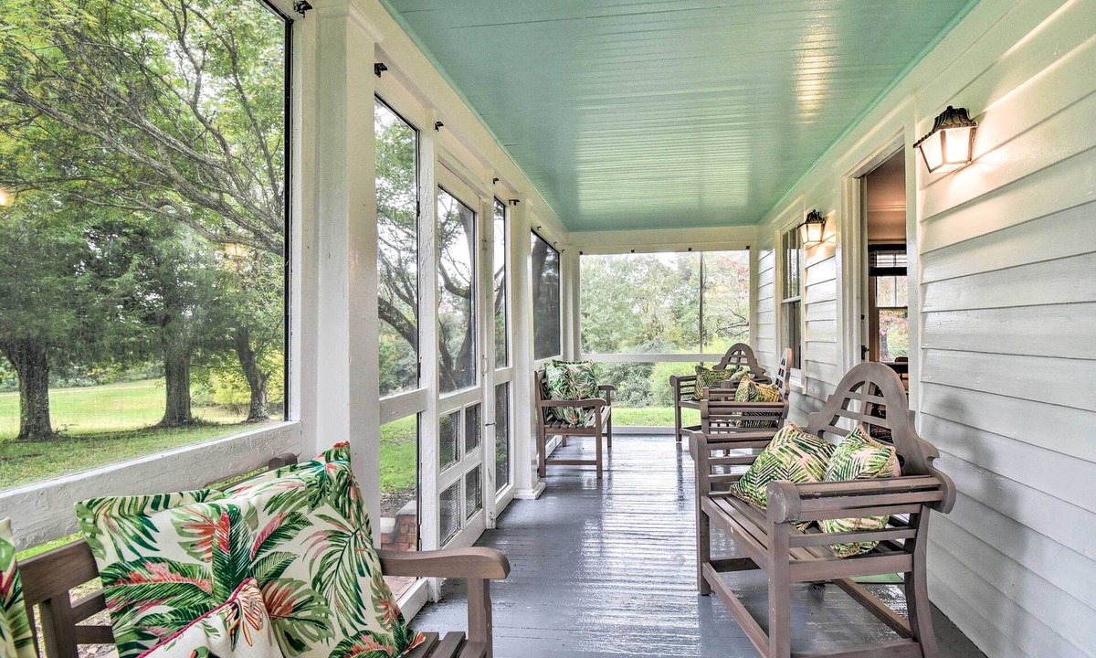 Hayes Cottage | Restored 1930s Cottage on 1 Acre w/Fire Pit