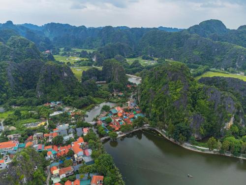 Hoa Lu Hotel | Rice Fields Mountain Villa