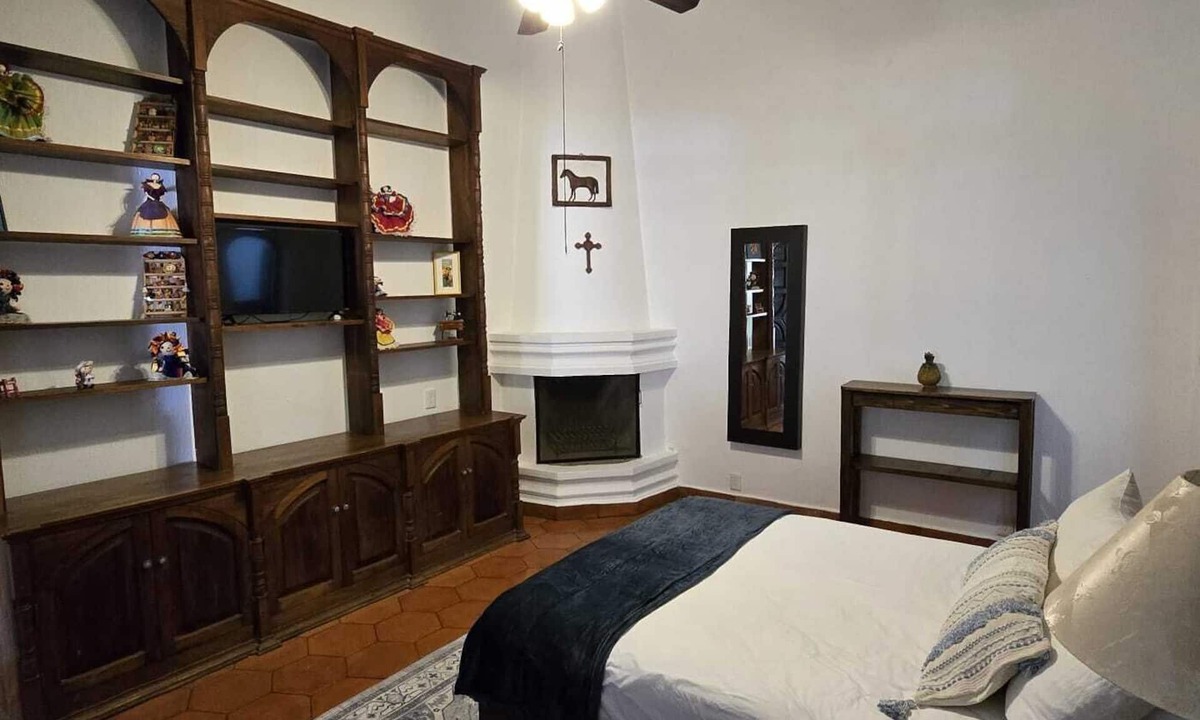 Ajijic Bed & Breakfast | Room " Los Limones" in Casa Caroline Bella