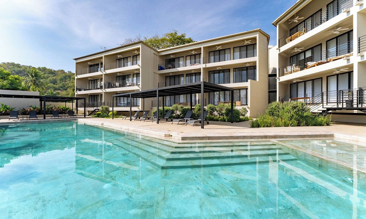 P Chahue Condo | Short Walk to Beach & Town · Pool View · Solana