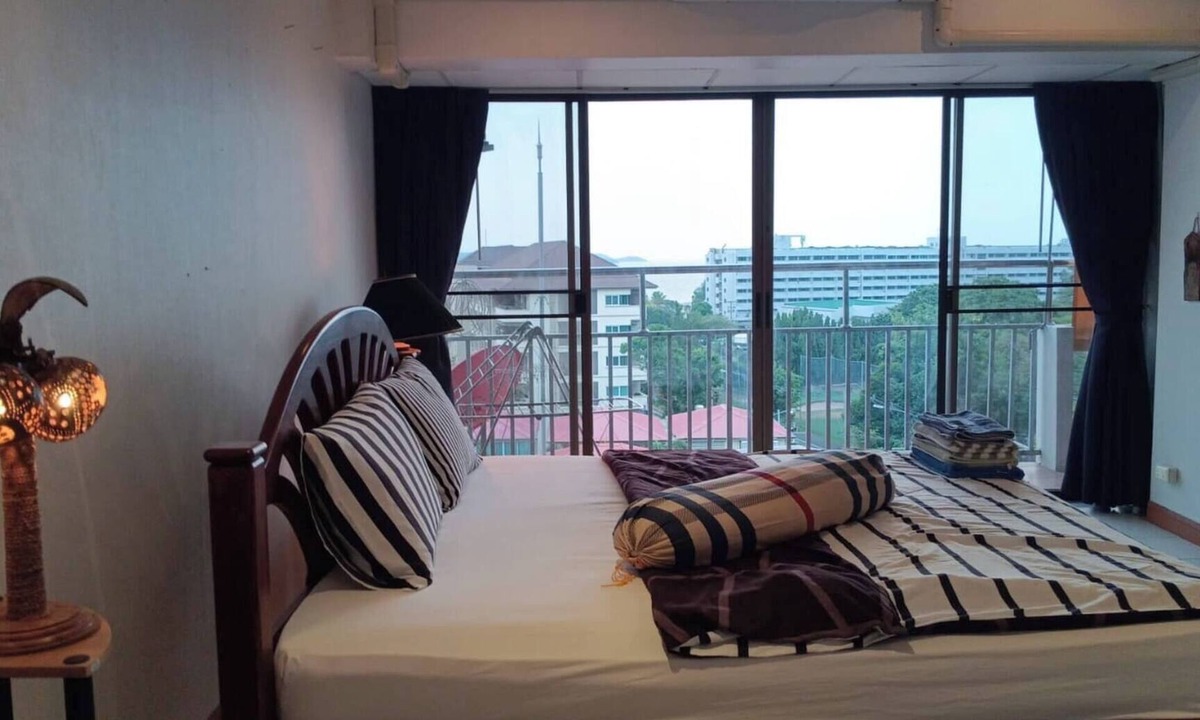 Pratumnak Hill Apartment | Sombat Condo Seaview 1 Bedroom