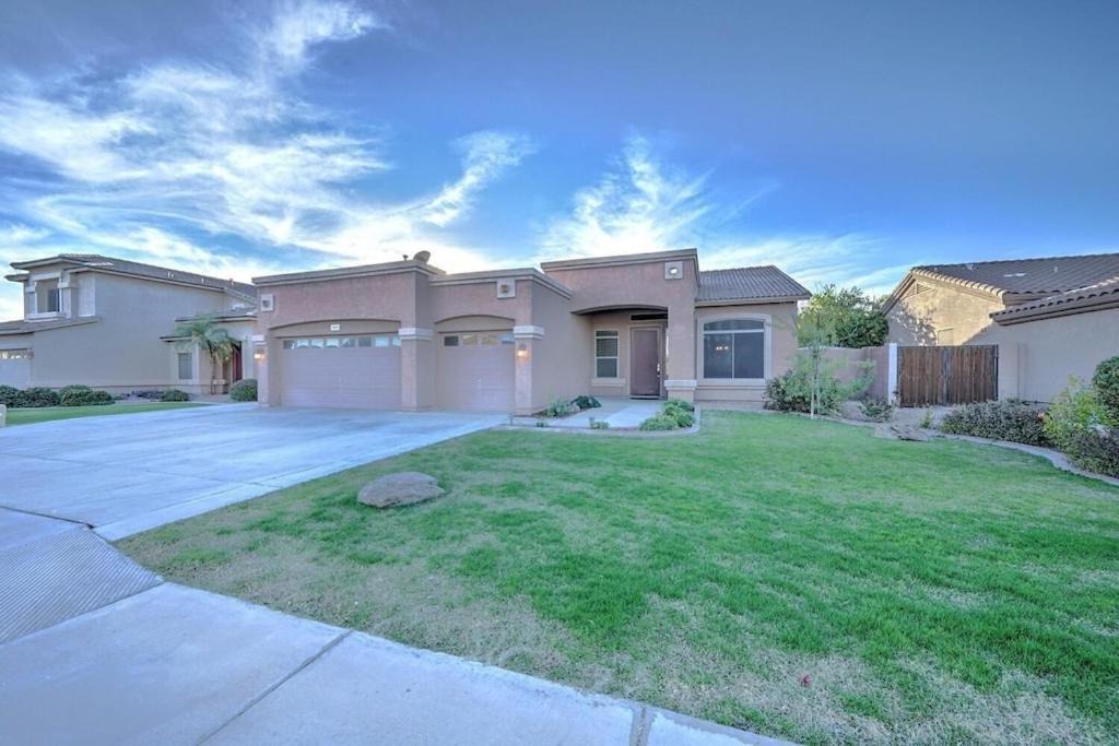 San Tan Ranch House | Spacious 4 bed 2 bath with Game Room and Hot Tub.