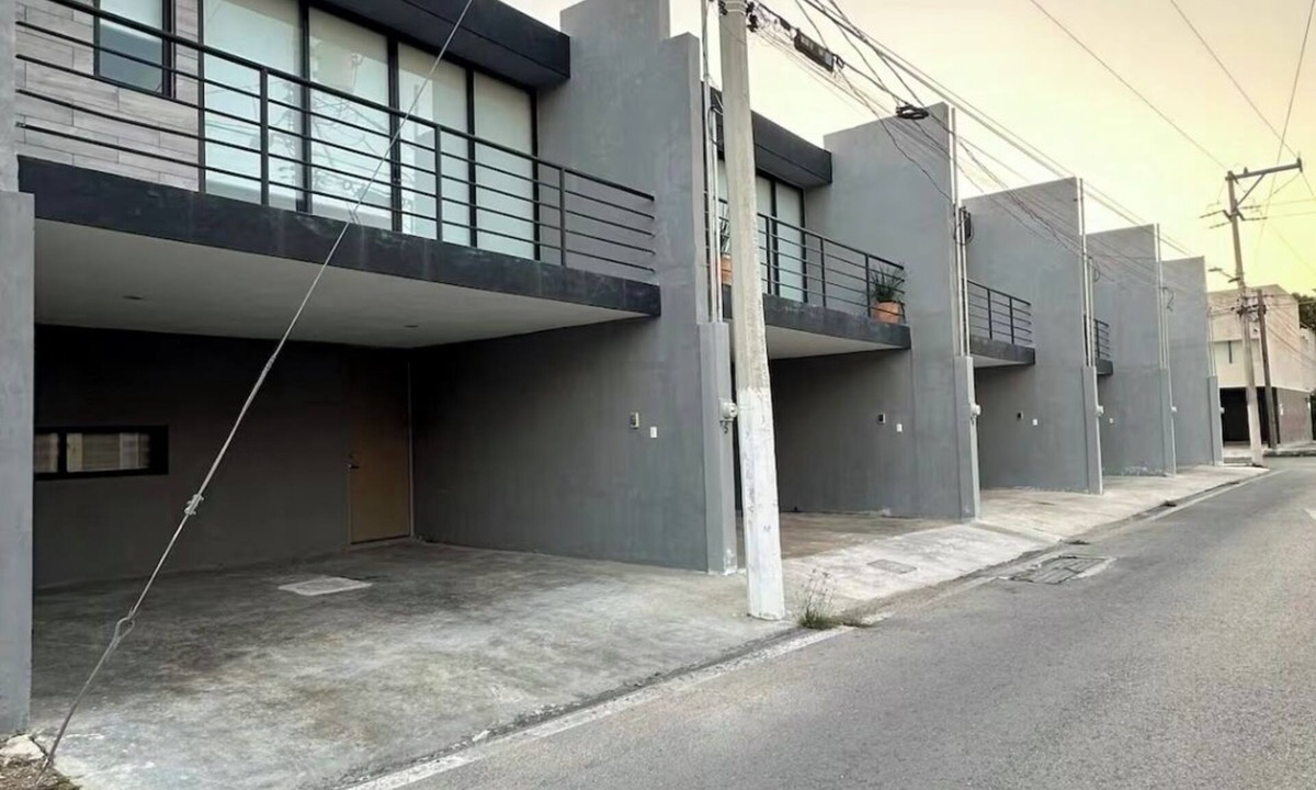 Montecarlo House | Spacious & Cozy 2BR Townhouse. Pool & Parking near Plaza Altabrisa & Starmedica