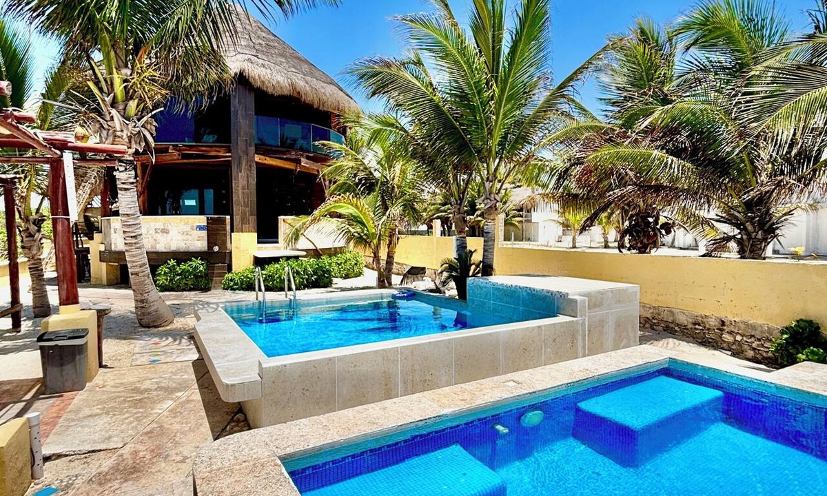 Playa del Secreto House | Stunning 3-Bedroom Beachfront Apartment with pool, Chef, Staff & Internet