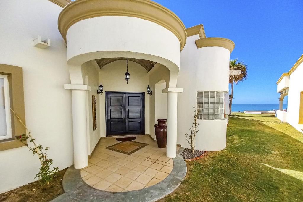Sandy Beach Villa | Stunning 3 Bedroom Beach Villa on Sandy Beach at Las Palmas Beachfront Resort V4 villa