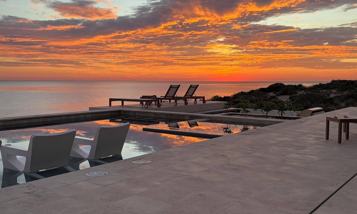 Los Barriles House | Stunning contemporary beachfront villa & separate casita - private and secluded