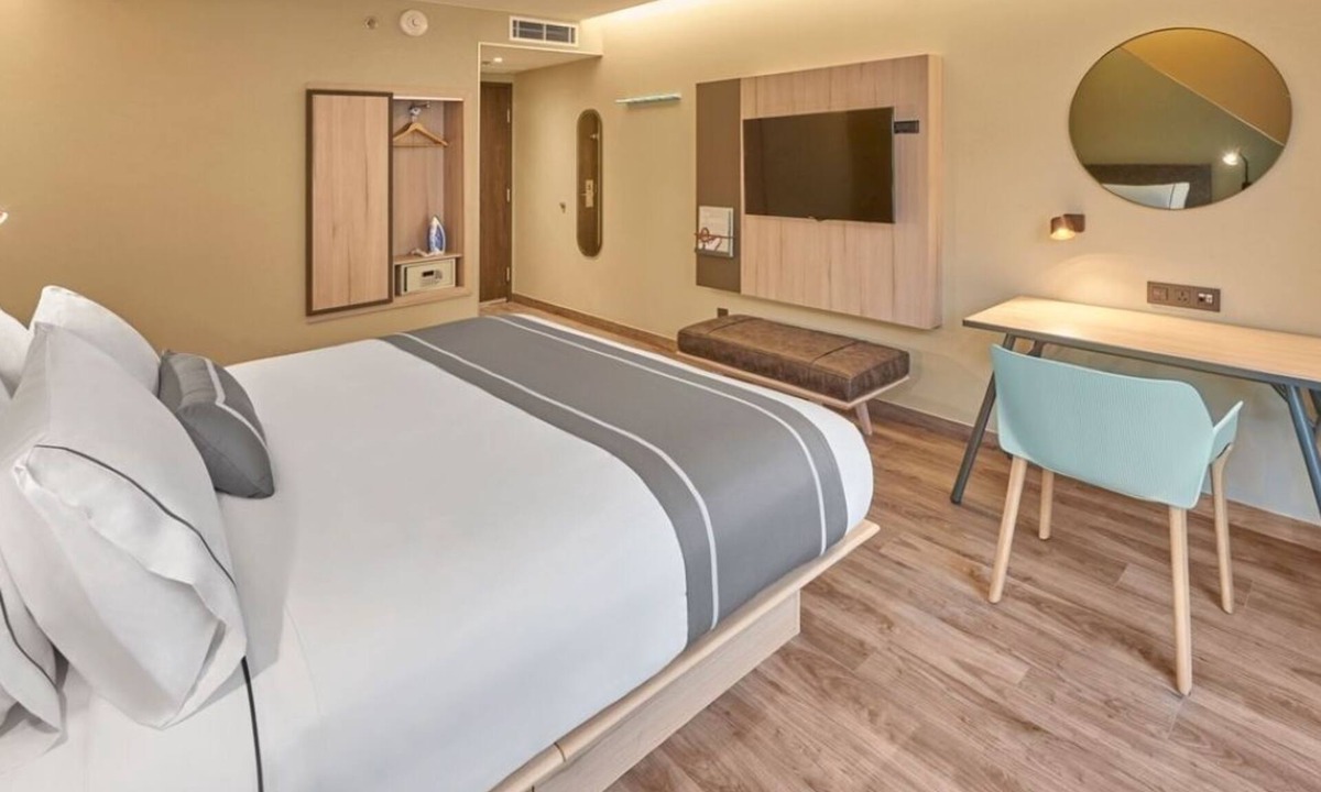 Cancun Hotel | Suite Near Cancún Airport | Outdoor Pool, Free Shuttle, Breakfast & Kitchenette
