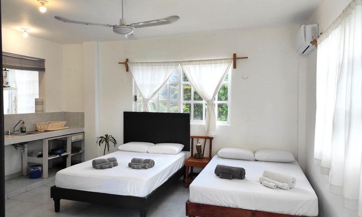 San Miguel Apartment | Sunny Studio - Fast WIFI & AC Av 5 Centro Cozumel