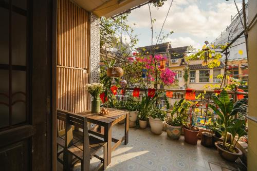 Hang Bac House | Super Old Quarter View - Skyline Balcony - Ta Hien street