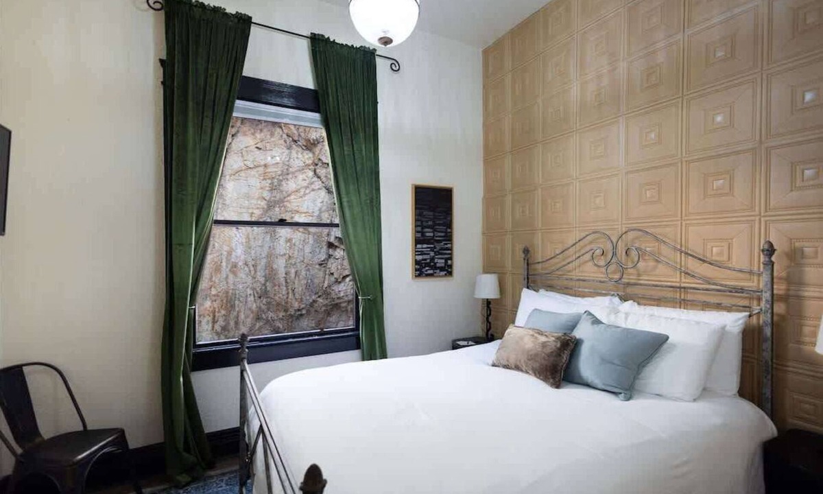 Bisbee Hotel | The Block Basic Room - Queen