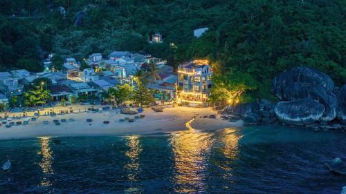 Tan Hiep House | The Coral Homestay & Pub