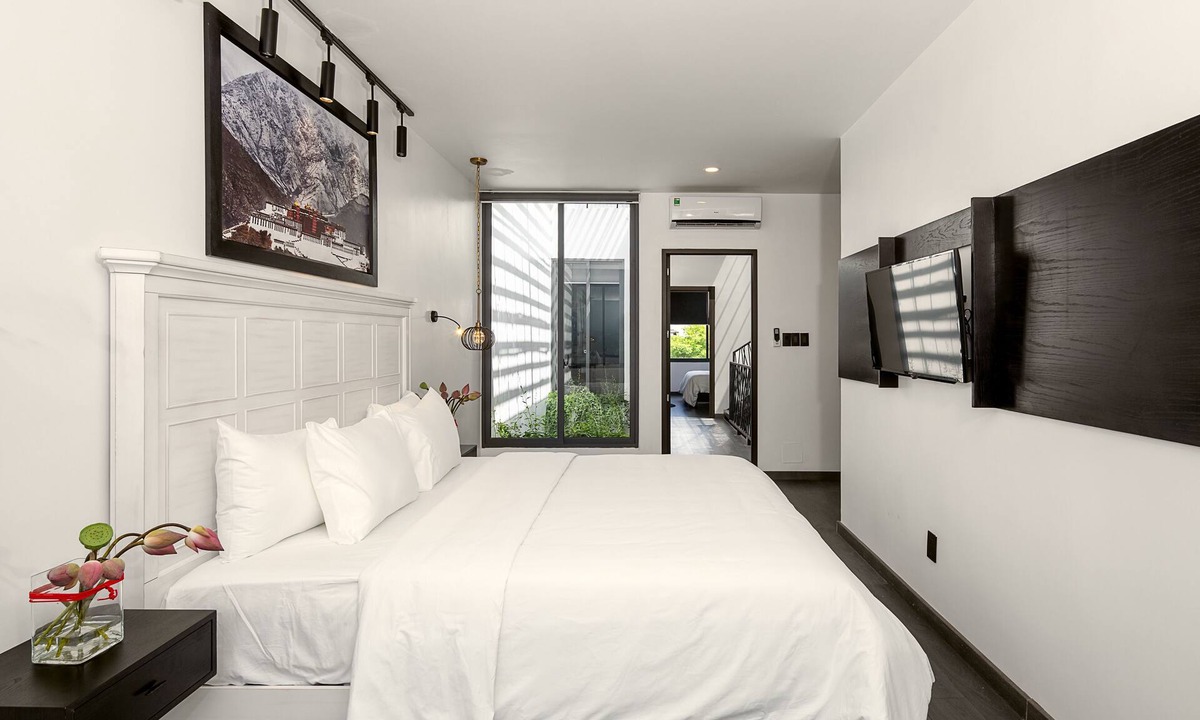 Son Tra House | The House 4BR Queen Bed. 1 Living & Dining Room , Kitchen inside Euro Village