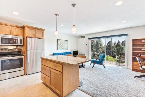 Bend House | Third-floor riverfront condo near downtown Bend