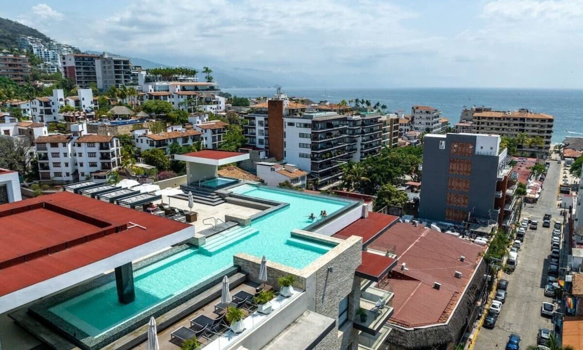 Emiliano Zapata Apartment | Top Floor Loft Building! Amazing Rooftop Pool!