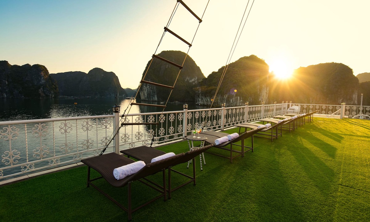 Le Chan Boat Rental | UniCharm Cruise