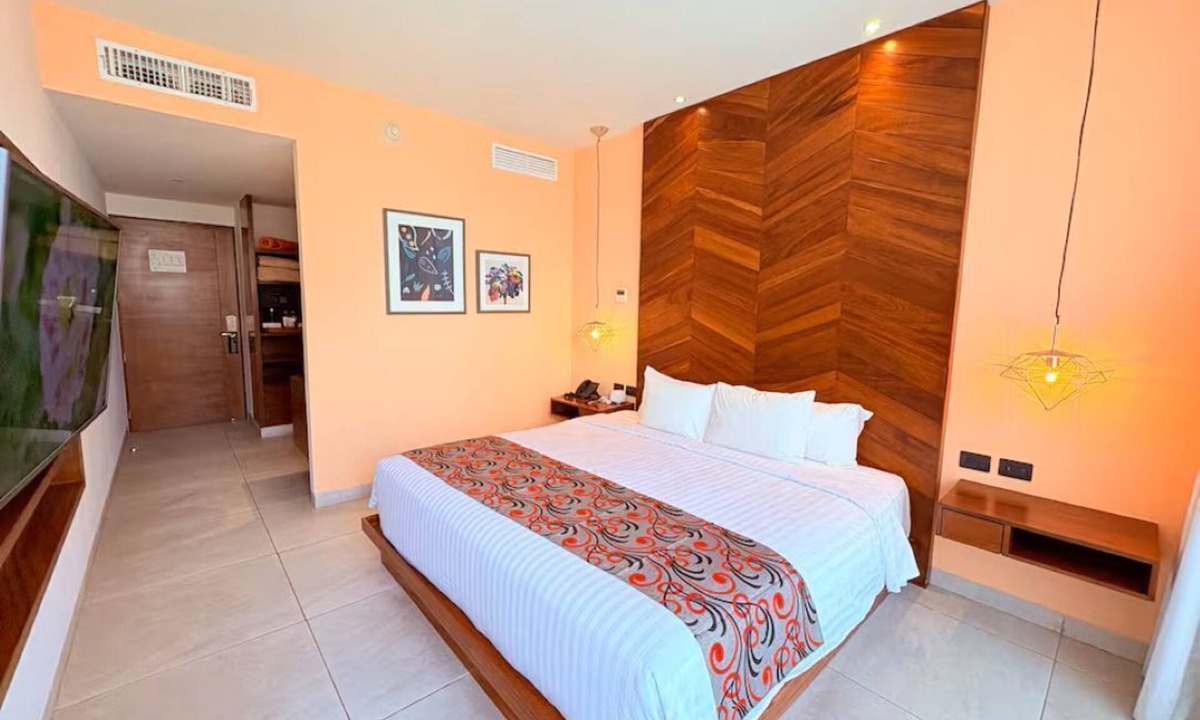 Centro Hotel | Unique Deluxe King with a beautiful rooftop and pool