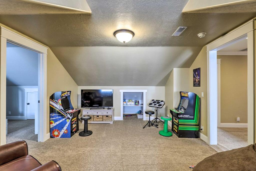 Midway House | Utah Abode - Deck, Arcade Games & Near Skiing
