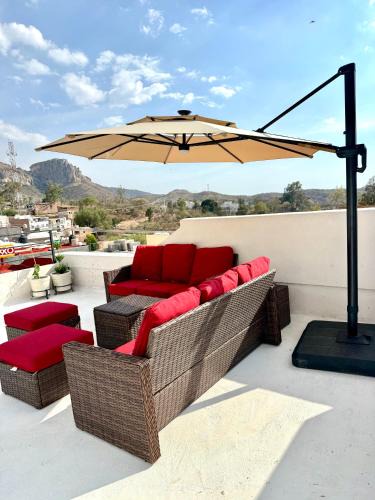 De La Presa House | Vivencia GTO 4BR Rooftop w Private Garage 15m Dtwn