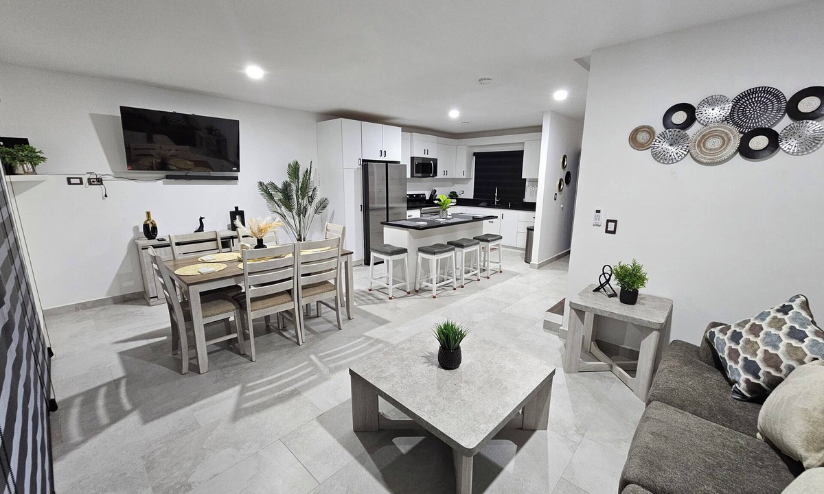 El Sauzal House | White House in Viñedos del Mar (3 floors)