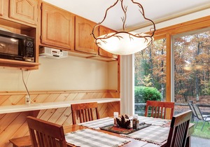 Charming lakefront condo w/ gas fireplace, private deck close on chain of lakes!