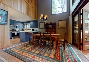 Inviting & comfortable Black Butte home with hot tub, pool, tennis & basketball