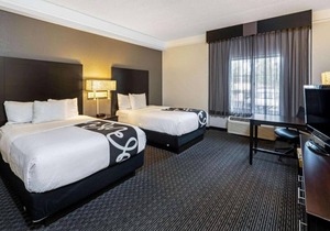 Prime Location! 2 Sleek Units, Onsite Pool, Free Parking, Free Breakfast