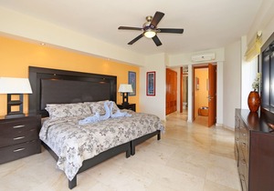 ❤️TWO STORY PENTHOUSE / BEACHFRONT / AMAZING SUNSETS / SUN-FILLED POOL /DOWNTOWN