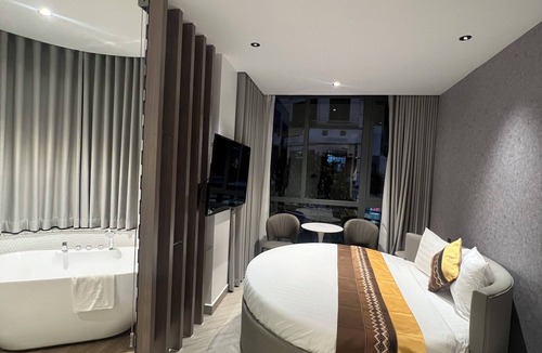 Binh Chanh Hotel | Ánh Trăng Luxury Hotel