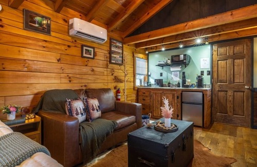 McArthur Cabin | 16mi from Hocking Hills, hot tub, Twin pond, bbq