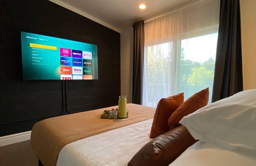 Prescott House | 2 Sumptuous Master Suites - 8 min walk to DOWNTOWN!