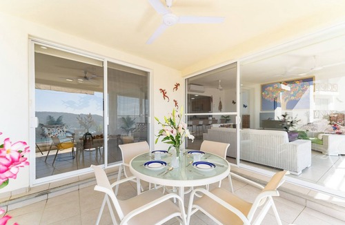 P Chahue Condo | 2BR Oceanview Walk to Beach | Cruz del Mar