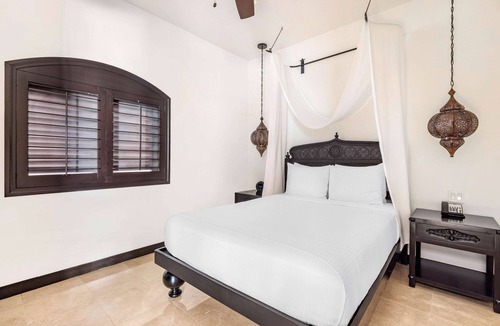 Zona Hotelera Hotel | 3 Bright 2BR Family Suites w/Ocean View – Only a Short Walk to Plaza Mega