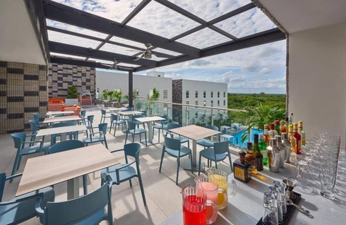 Cancun Hotel | 3 Modern Suite Near CUN Airport | Kitchenette, Pool & Free Breakfast
