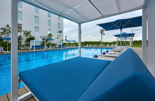 Cancun Hotel | 3 Modern Suite Near CUN Airport | Kitchenette, Pool & Free Breakfast