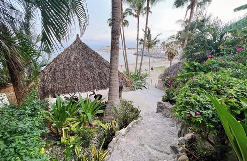 La Cruz de Huanacaxtle House | 3BR Beachfront Villa w/Private Pool: Casa Colibri