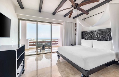 Zona Hotelera Hotel | 4 Coastal King Suites w/Ocean View – 5-Min Drive to Historic Plaza Mijares